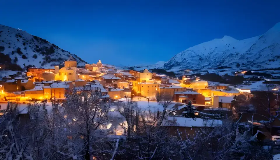 Blick auf ein verschneites Borgo (altes Dorf) in Abruzzo