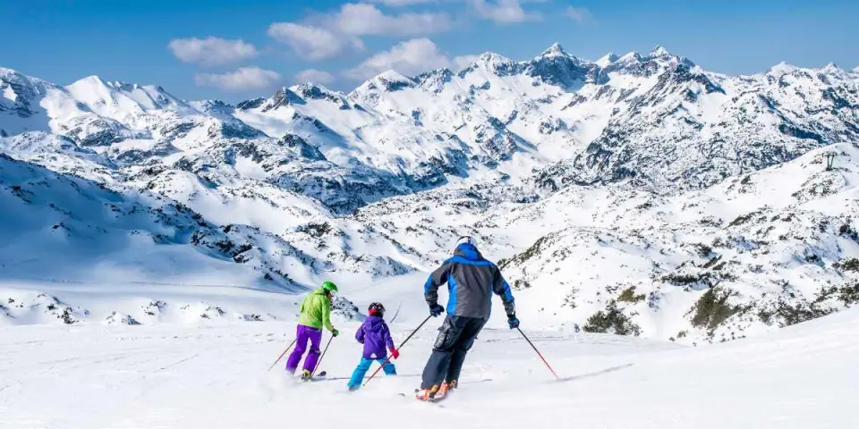 Personen beim Skifahren in Abruzzo